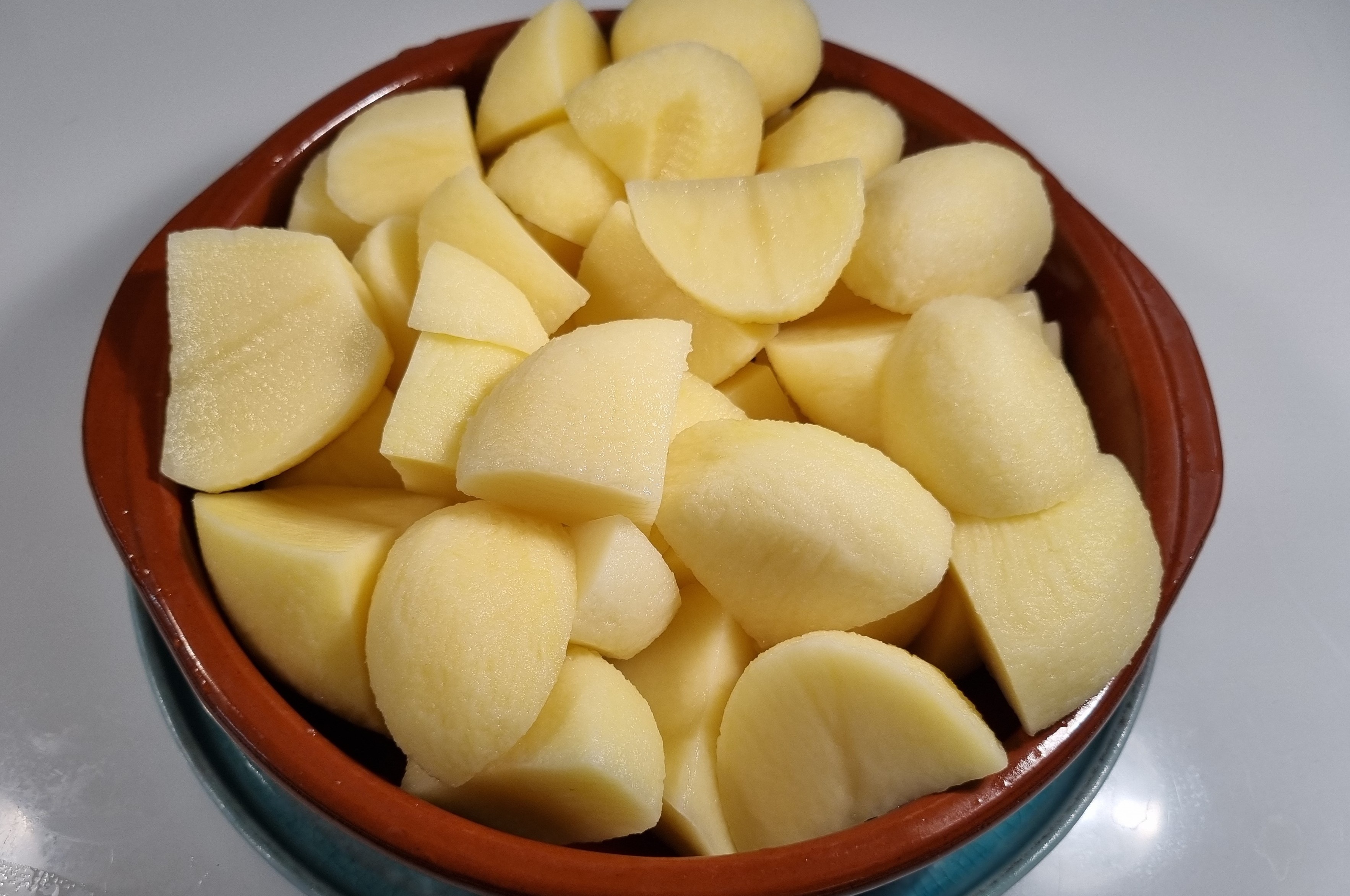 Aardappelen geschrapt in 4 delen  per 5 kilo op water